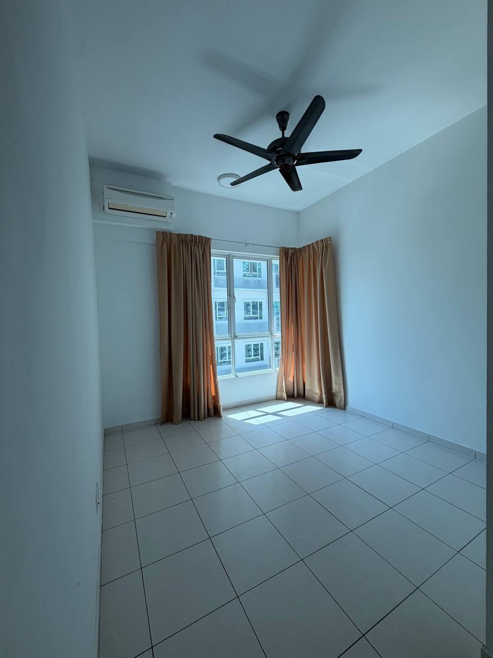 One Imperial 1180sf 2 Car Parks Sungai Ara - photo 2