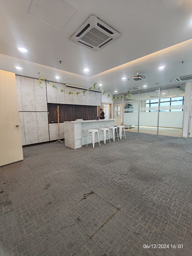 PJX HM shah tower adjoining partial furnished LRT - photo 3