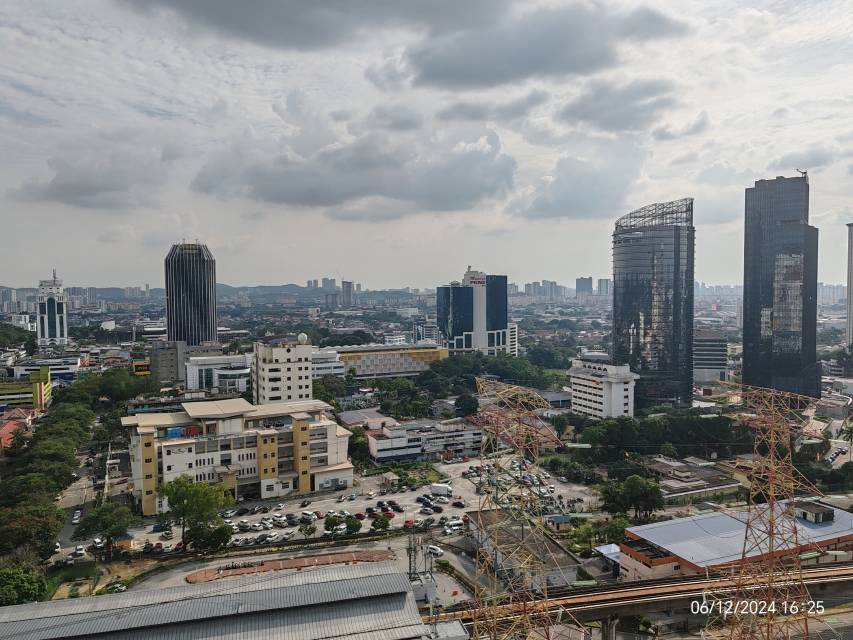 PJX HM shah tower adjoining partial furnished LRT - photo 8