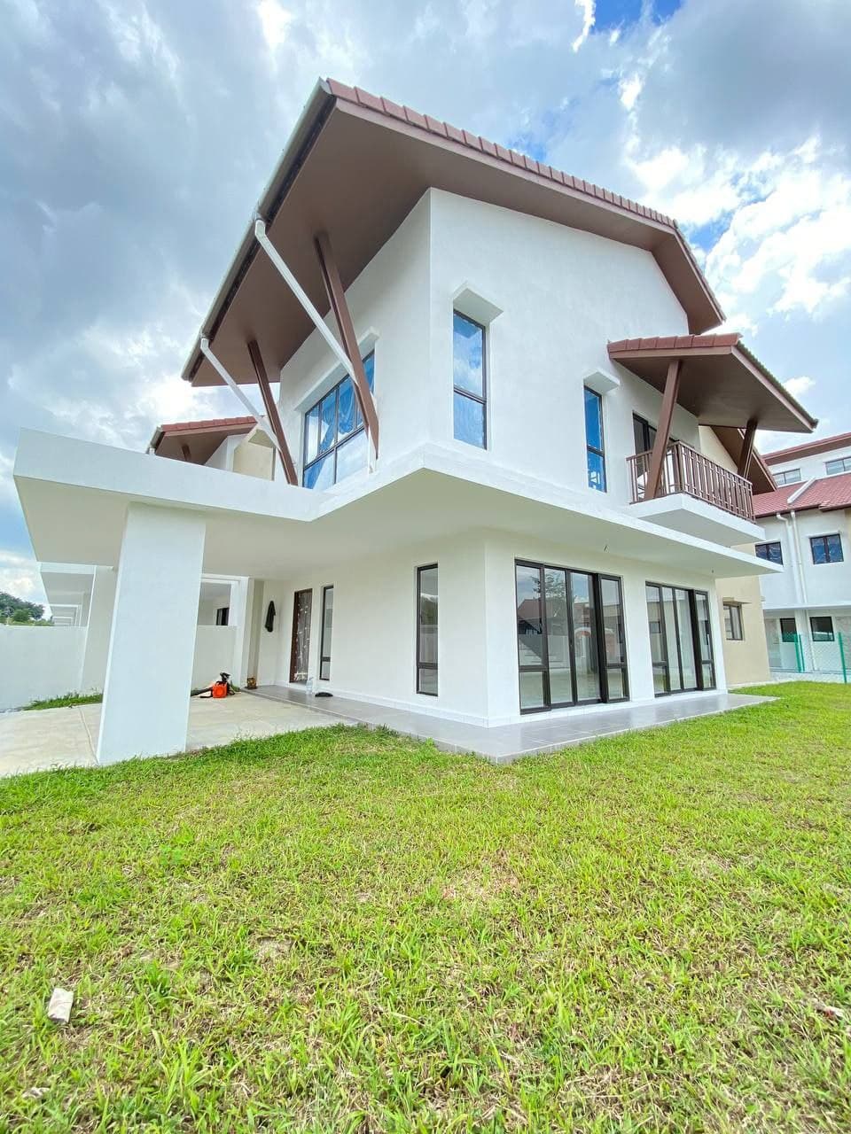 Brand new, cantik, Luas, Corner Lot untuk di jual