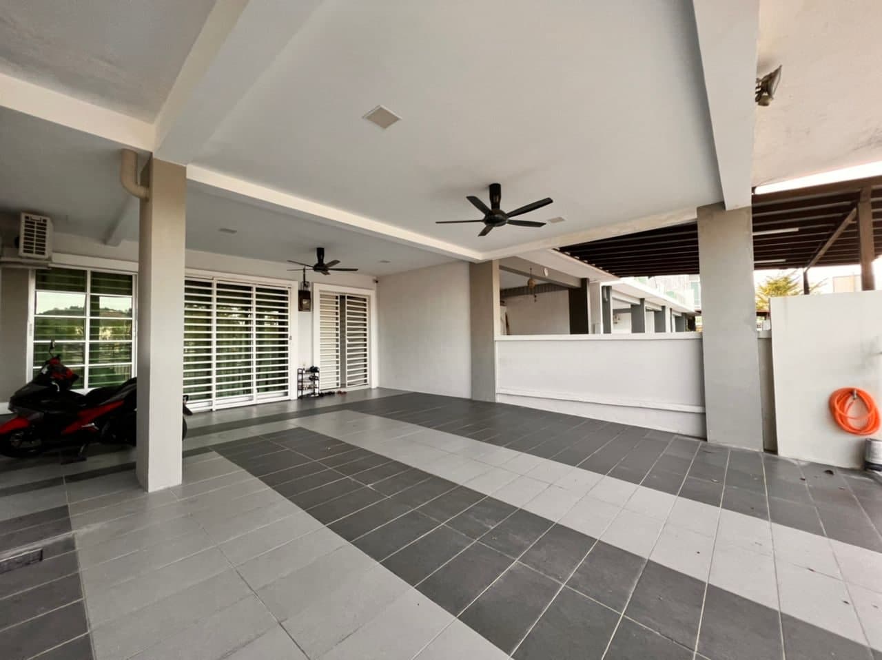 Renovated, cantik, 2 storey untuk dijual - photo 2