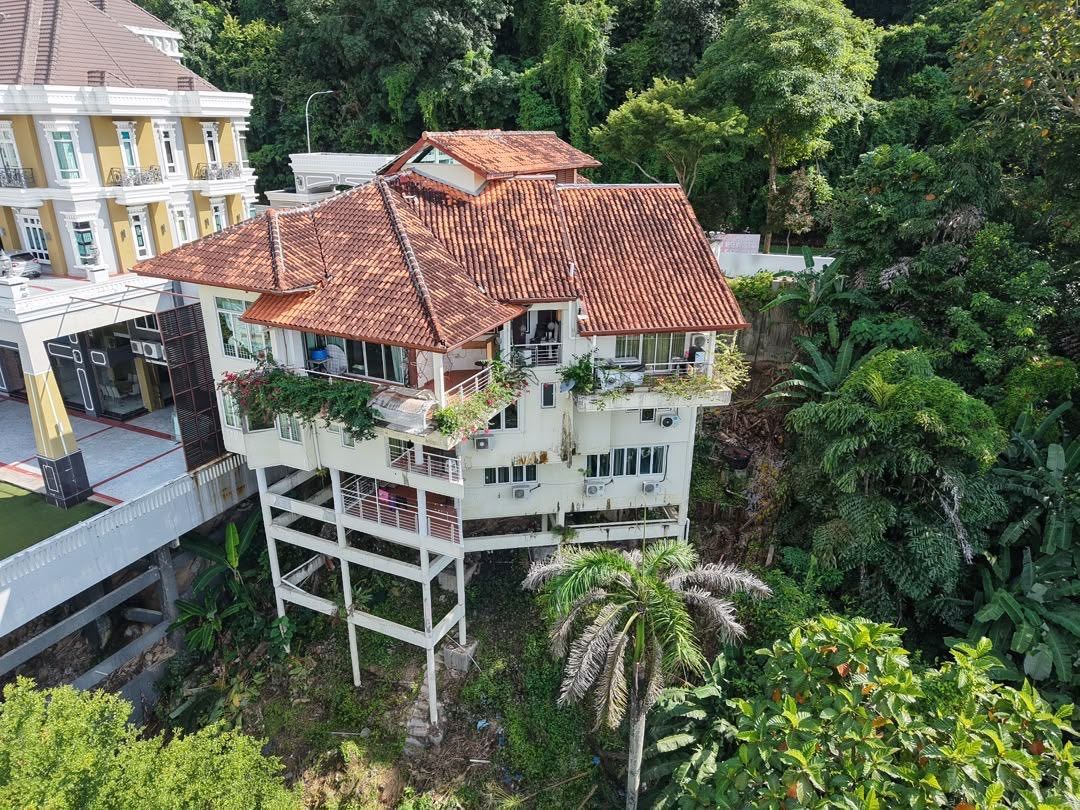 ----- 4 Sty Bungalow For Sale Bukit Jambul RC00430 - photo 4