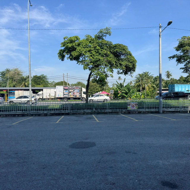 sungai bakap 3 sty shop lot facing main road - photo 5
