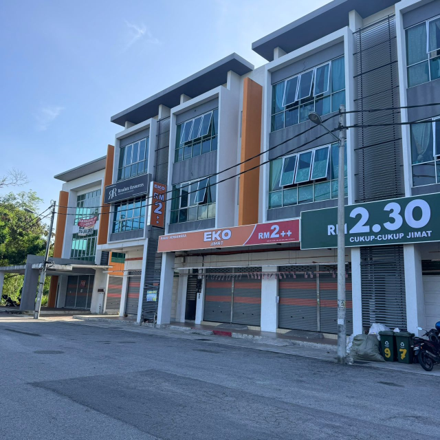 sungai bakap 3 sty shop lot facing main road - photo 6