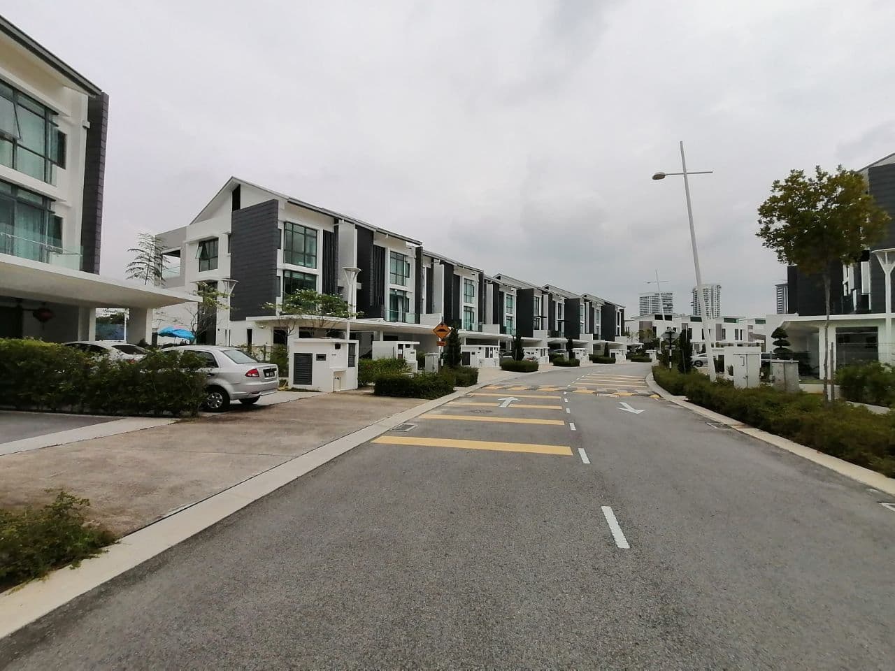 CORNER LOT TRIPLE STOREY HOUSE - photo 2