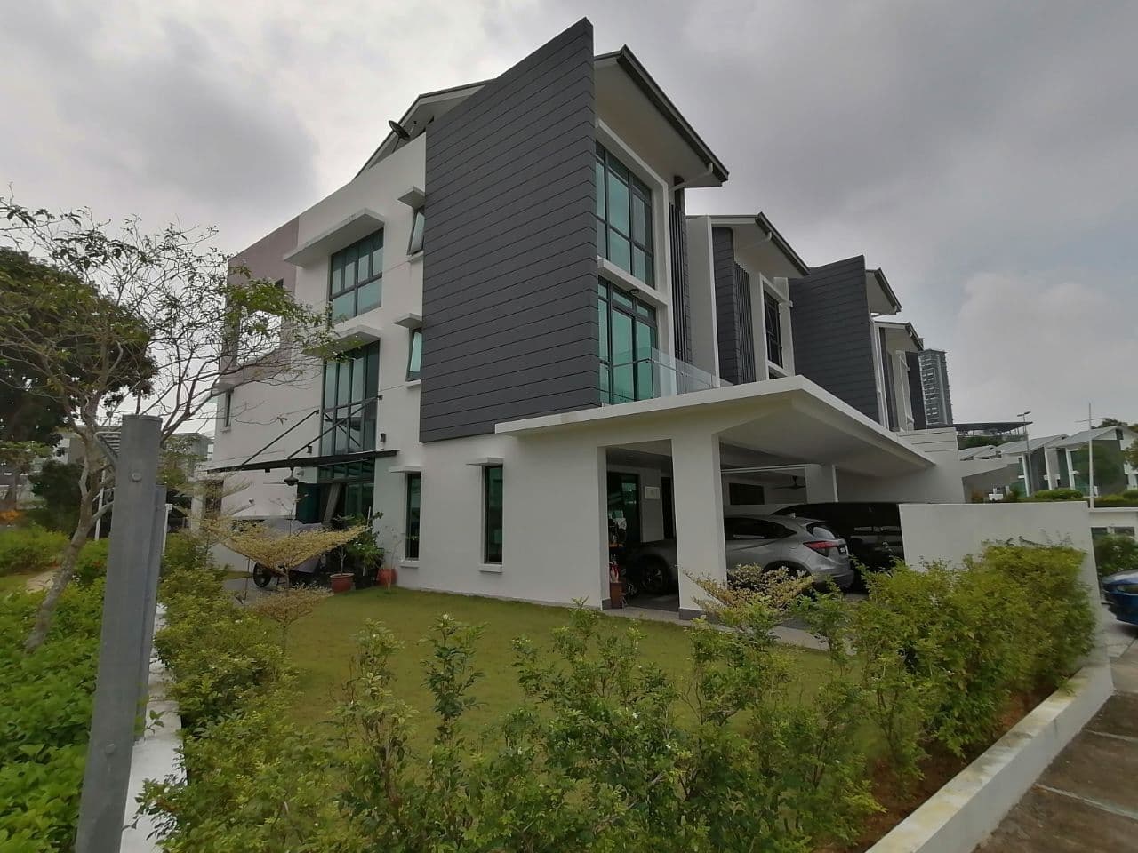 CORNER LOT TRIPLE STOREY HOUSE - photo 3