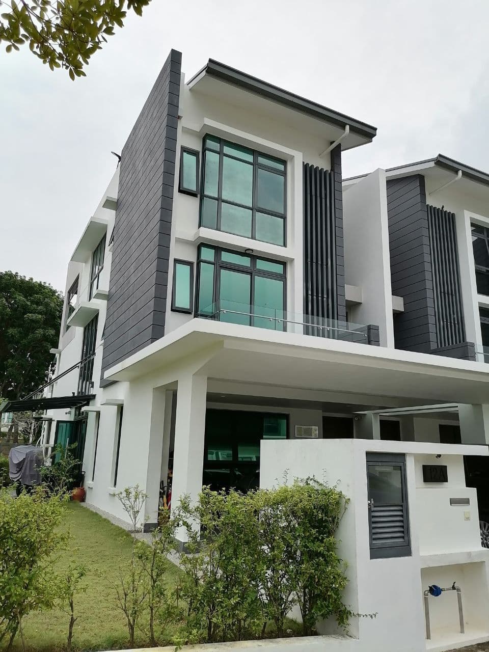 CORNER LOT TRIPLE STOREY HOUSE - photo 4