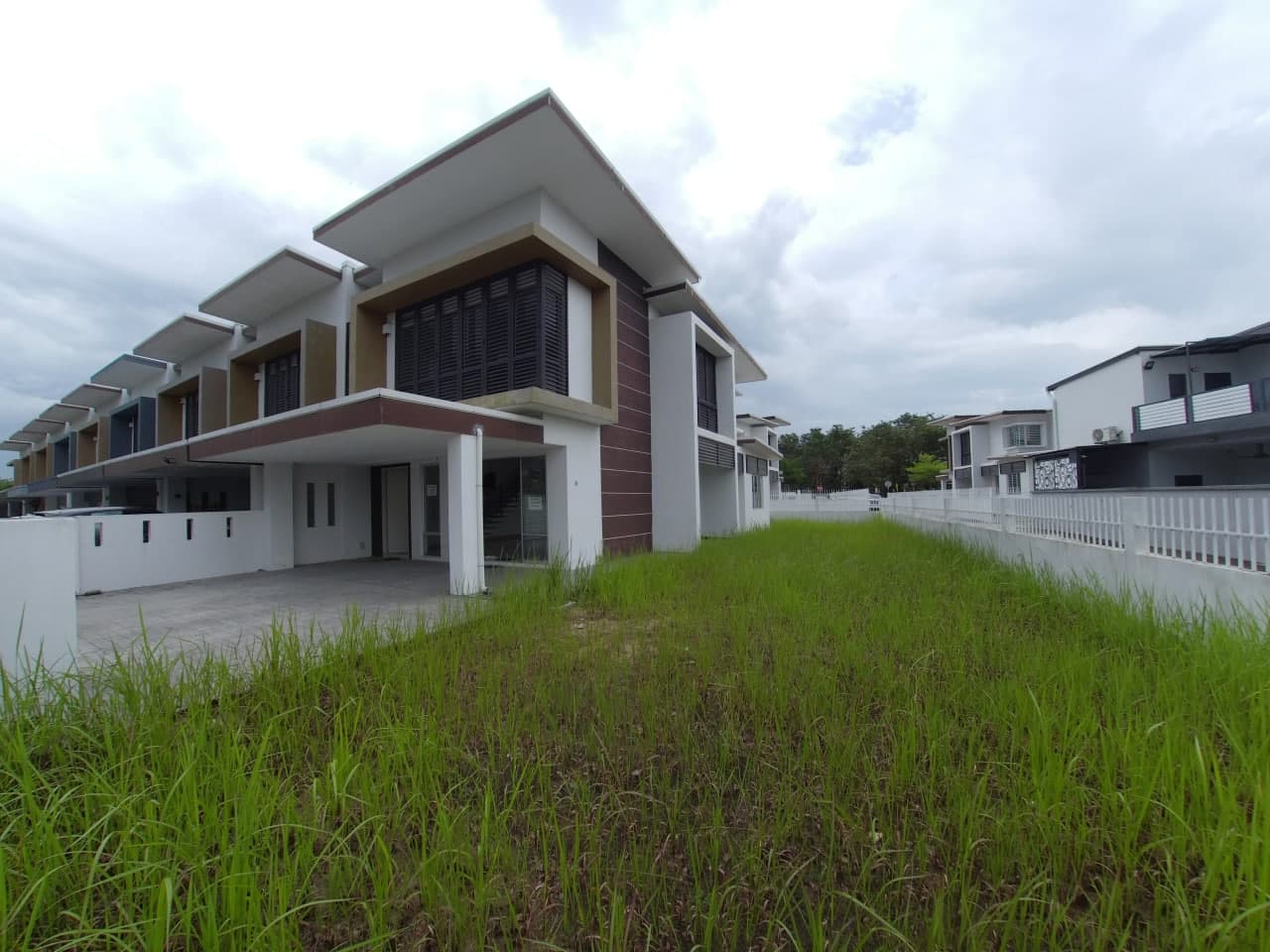Brand New 2 Storey End Lot - photo 1