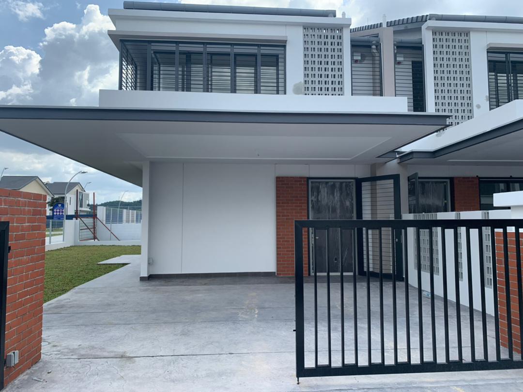 Double Storey Elmina End Lot Green,