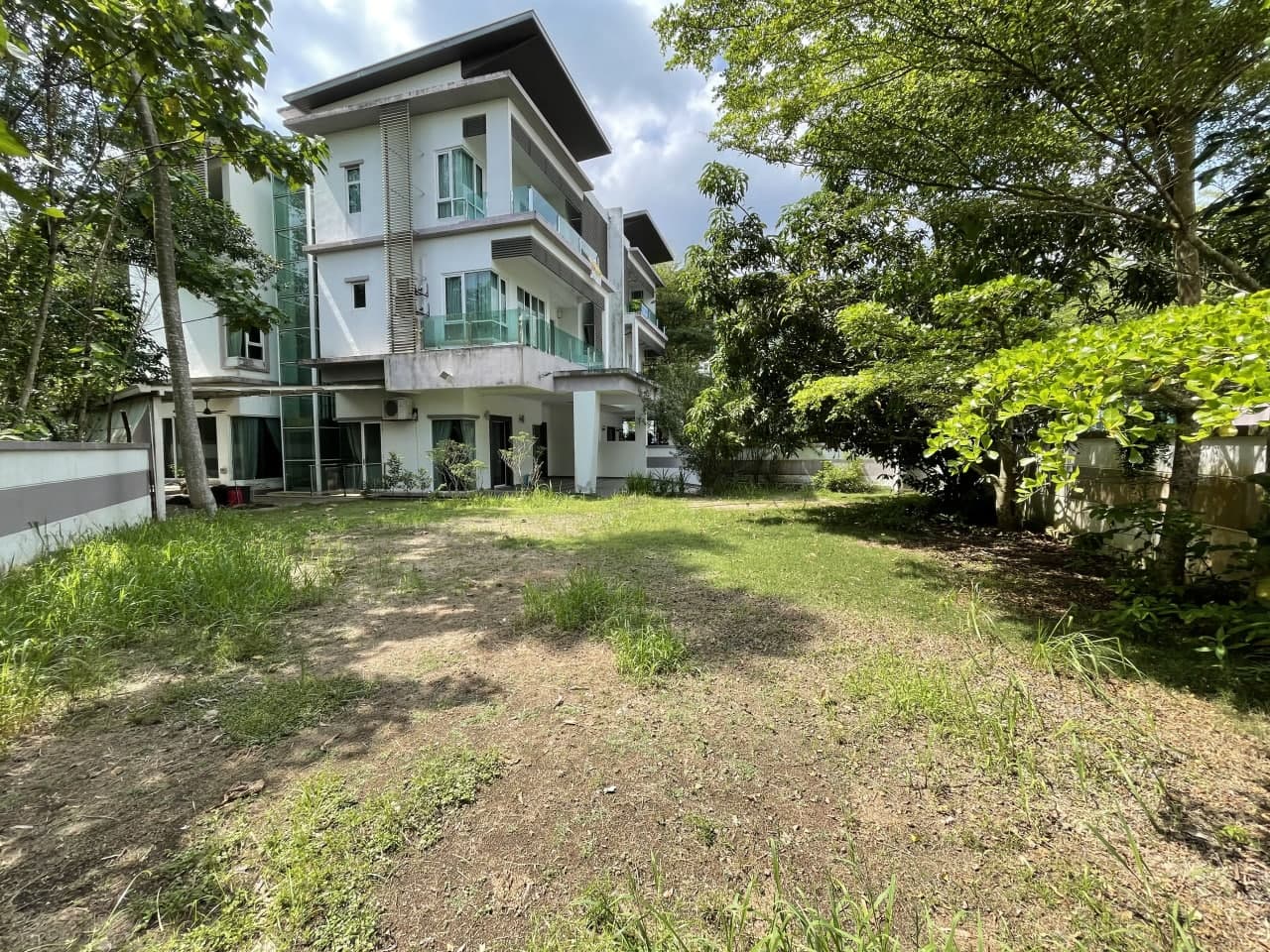 Corner lot semi d triple storey beverly height