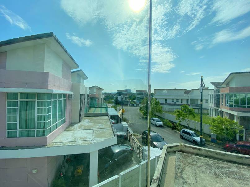 Lake Valley Avenue 6, Bandar Tun Hussein Onn - photo 3