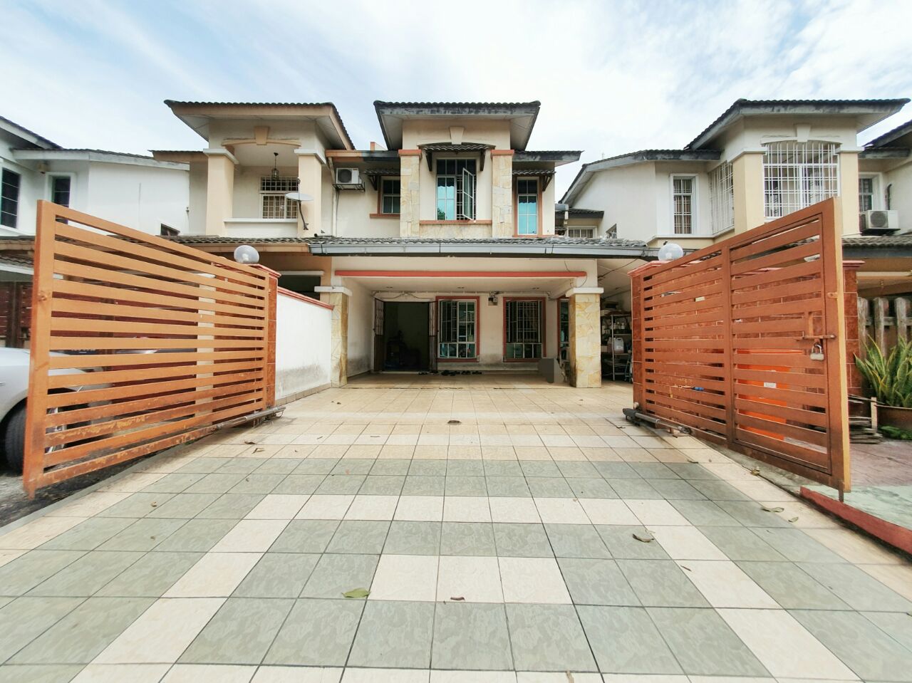 RENOVATED 2 Storey Terrace Saujana Damansara - photo 1