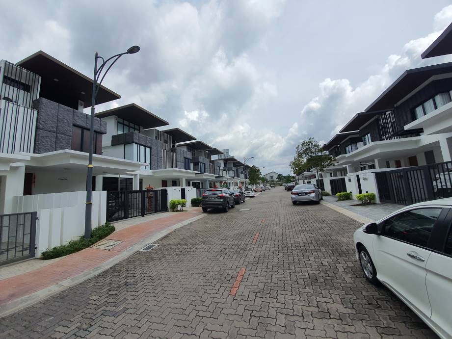 sierra 6 3 storey superlink house - photo 3