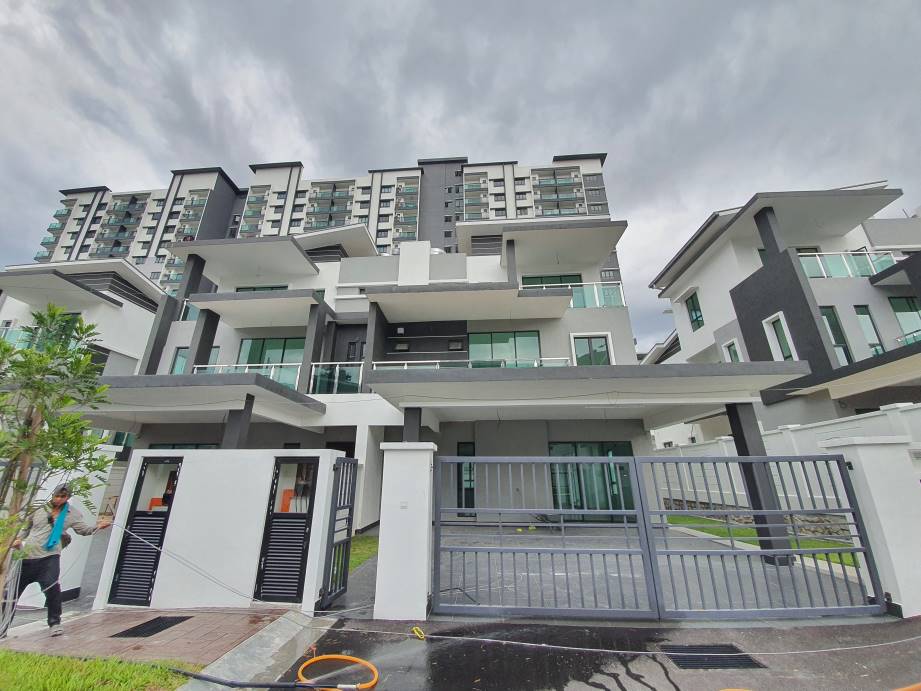 rafflesia residence semi D - photo 4