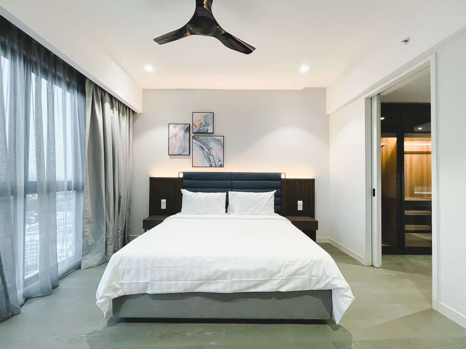 KING Room in  The OOAK Suites and Residence - photo 4