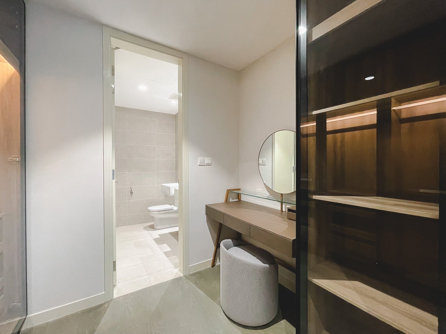 KING Room in  The OOAK Suites and Residence - photo 5