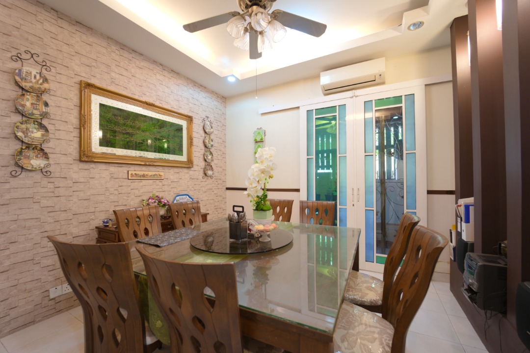 RENOVATED End Lot 2-Storey Alam Damai Cheras - photo 3