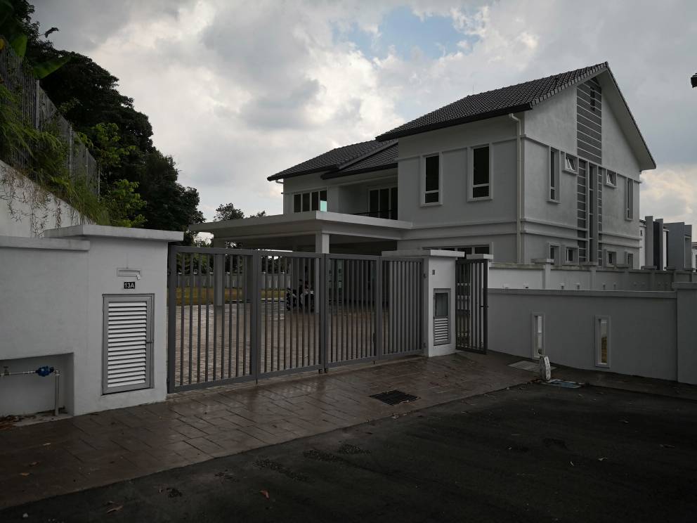 Type A  2 Sty BUNGALOW TAMAN BUKIT ROS - photo 3