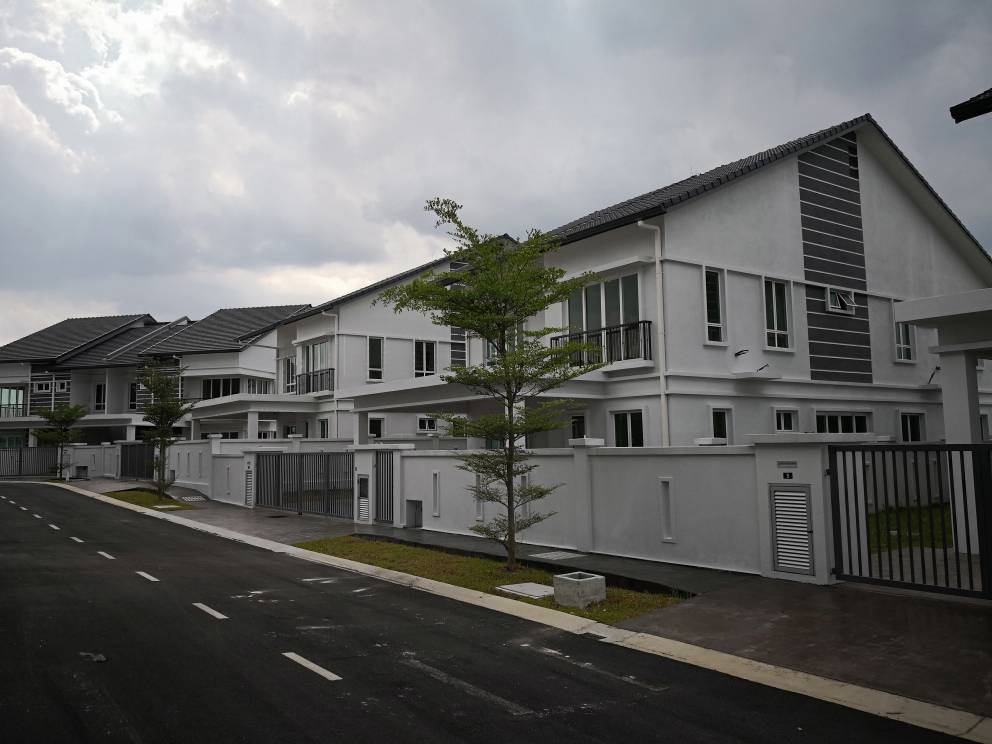 Type B  2 Sty BUNGALOW TAMAN BUKIT ROS - photo 3