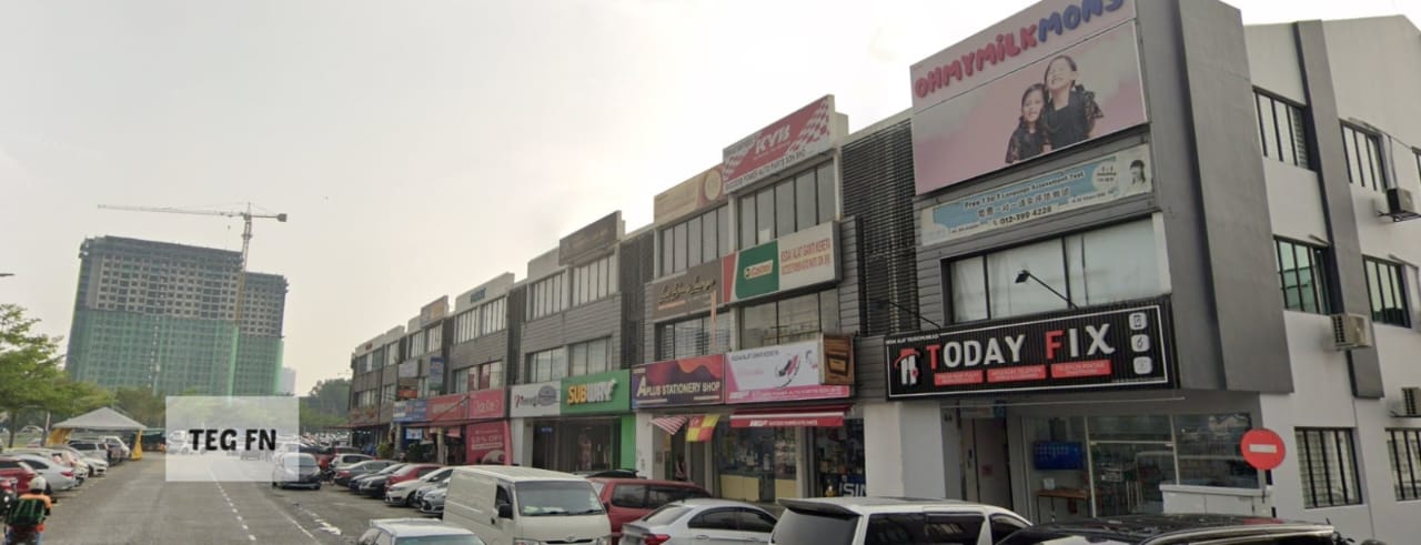 Facing Main Road Set ...