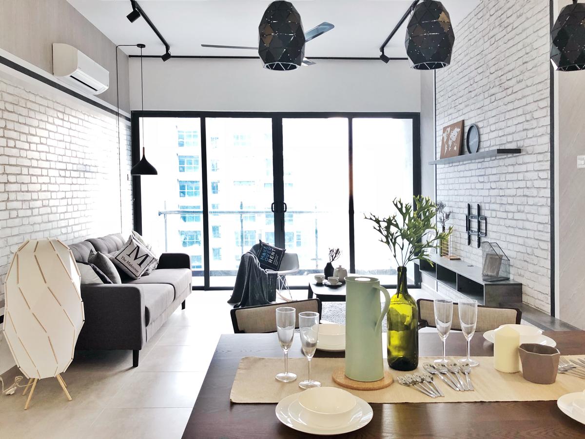 299K 1000SQFT 4R3B FREEHOLD NEW CONDO BESIDE MALL