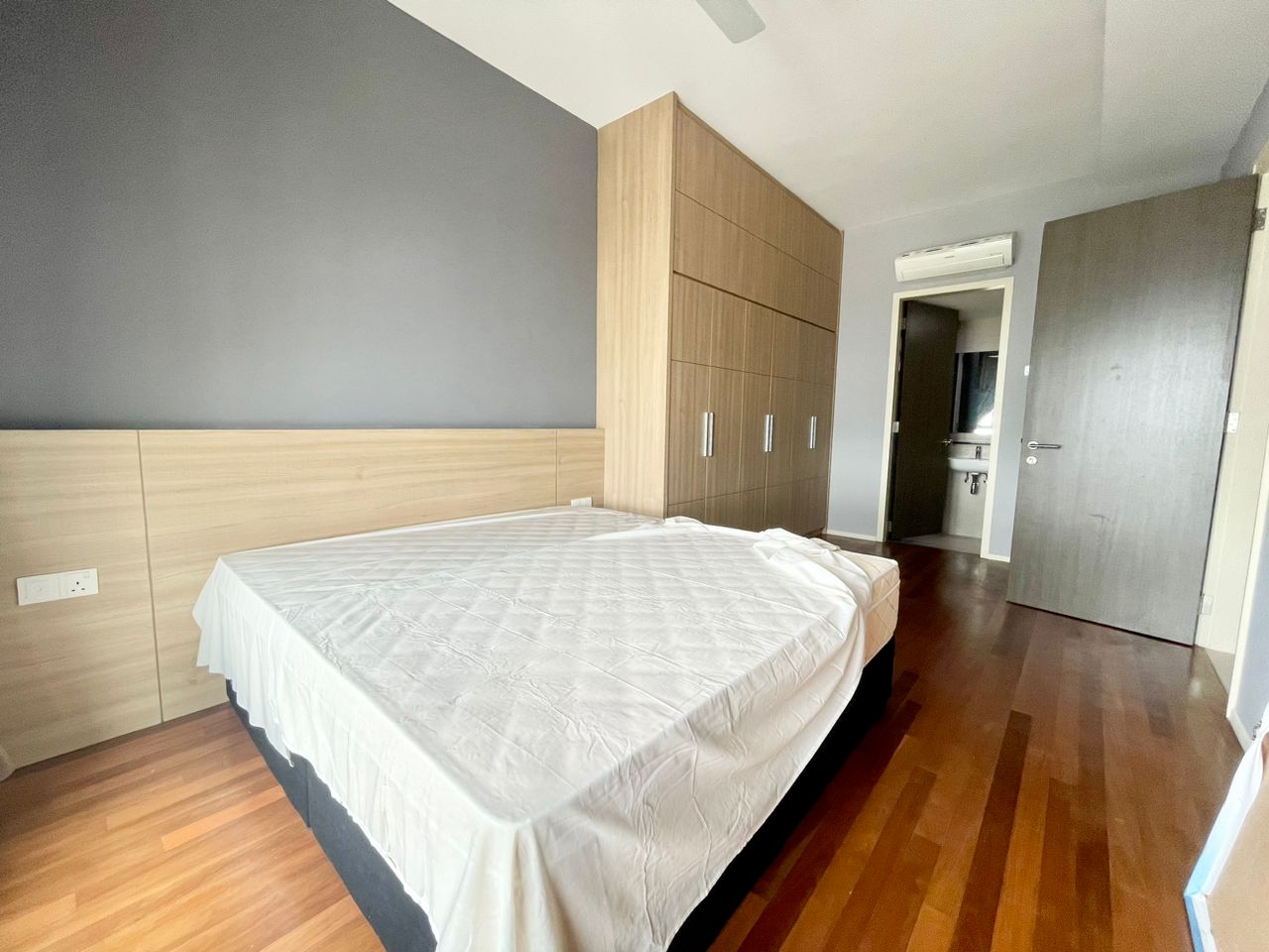 RAFFEL TOWER 1600sf High Floor Seaview Furnished - photo 3