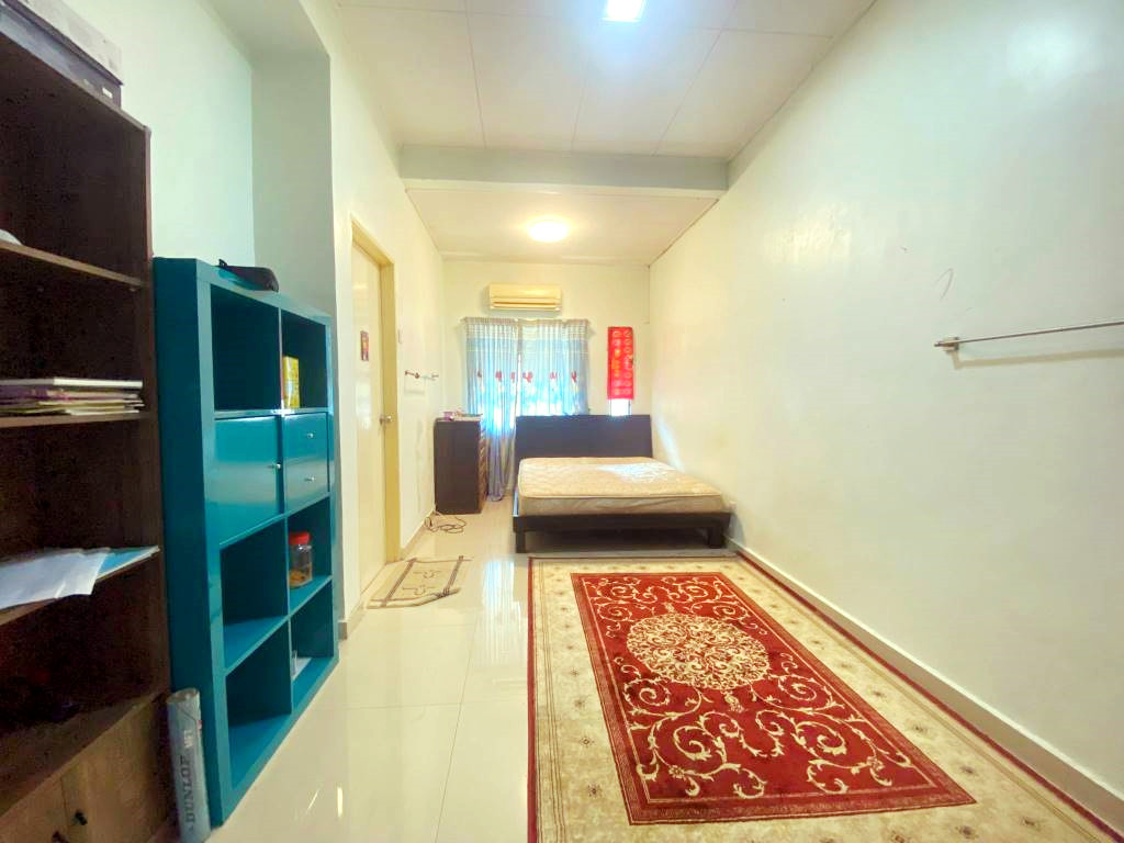 SA2303 1853 Sek 7 Jln Kristal House by Emily - photo 4