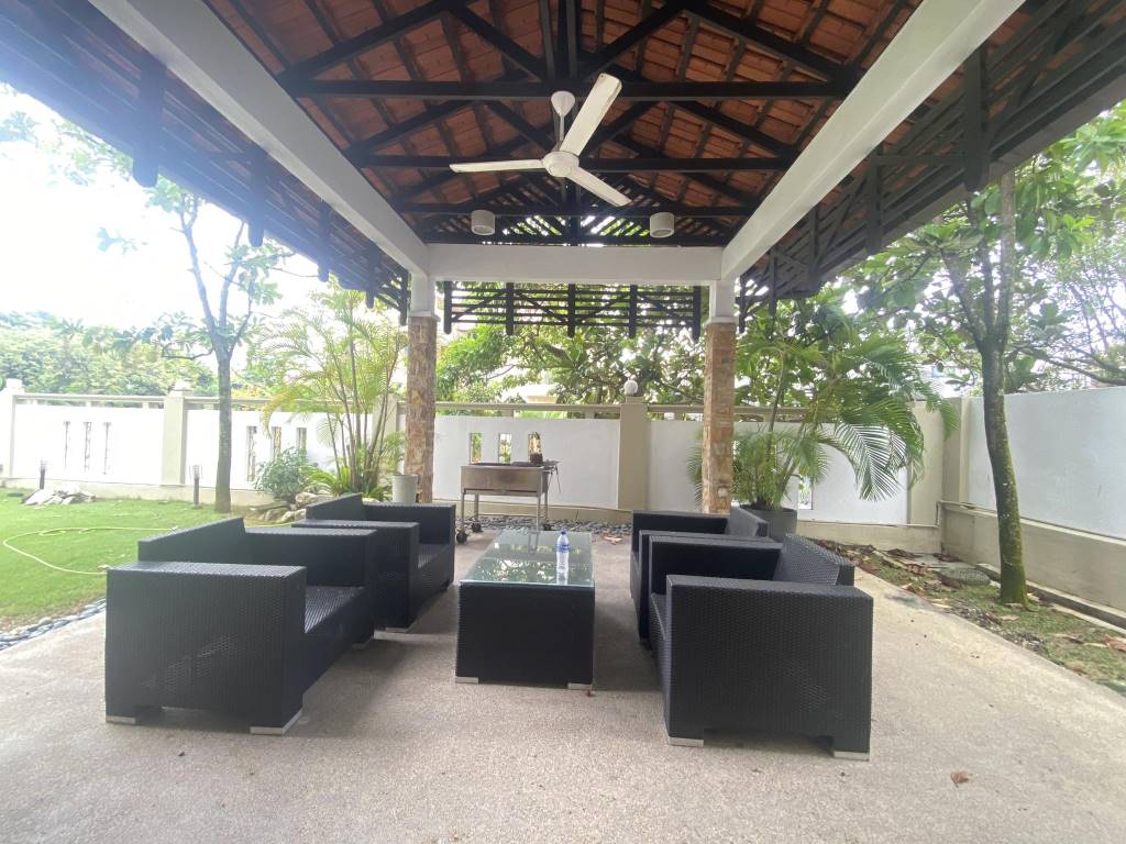 Corner Bungalow Glenmarie Courts by Emily - photo 7