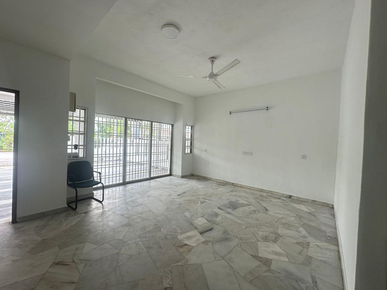 Fully Refurbished Double Storey for SALE Tmn Mewah - photo 2