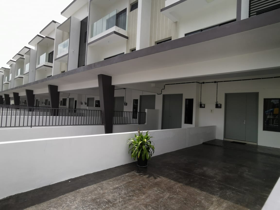 Affordable spacious 3 storey superlink townhouse - photo 2