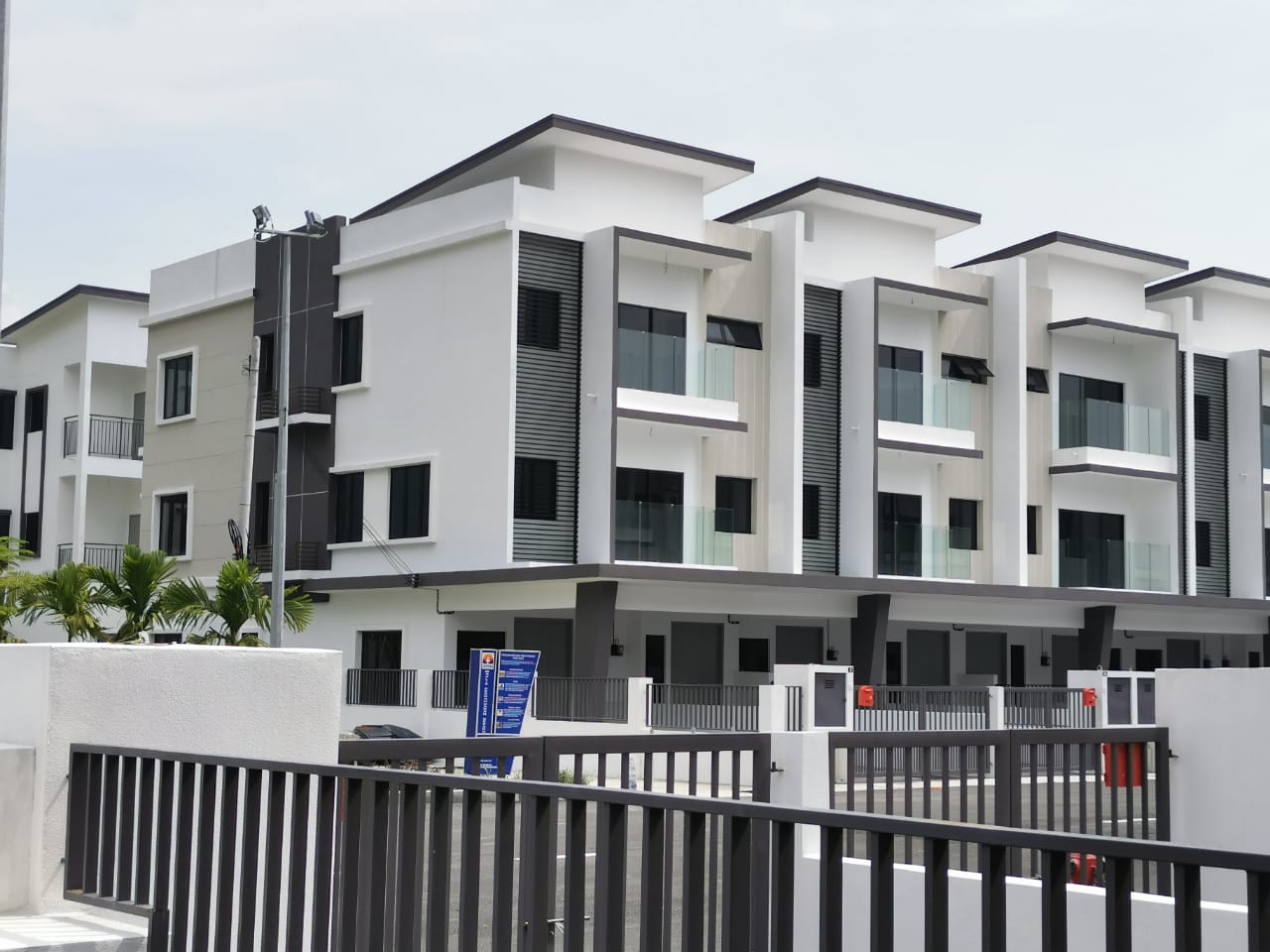 Affordable spacious 3 storey superlink townhouse - photo 3