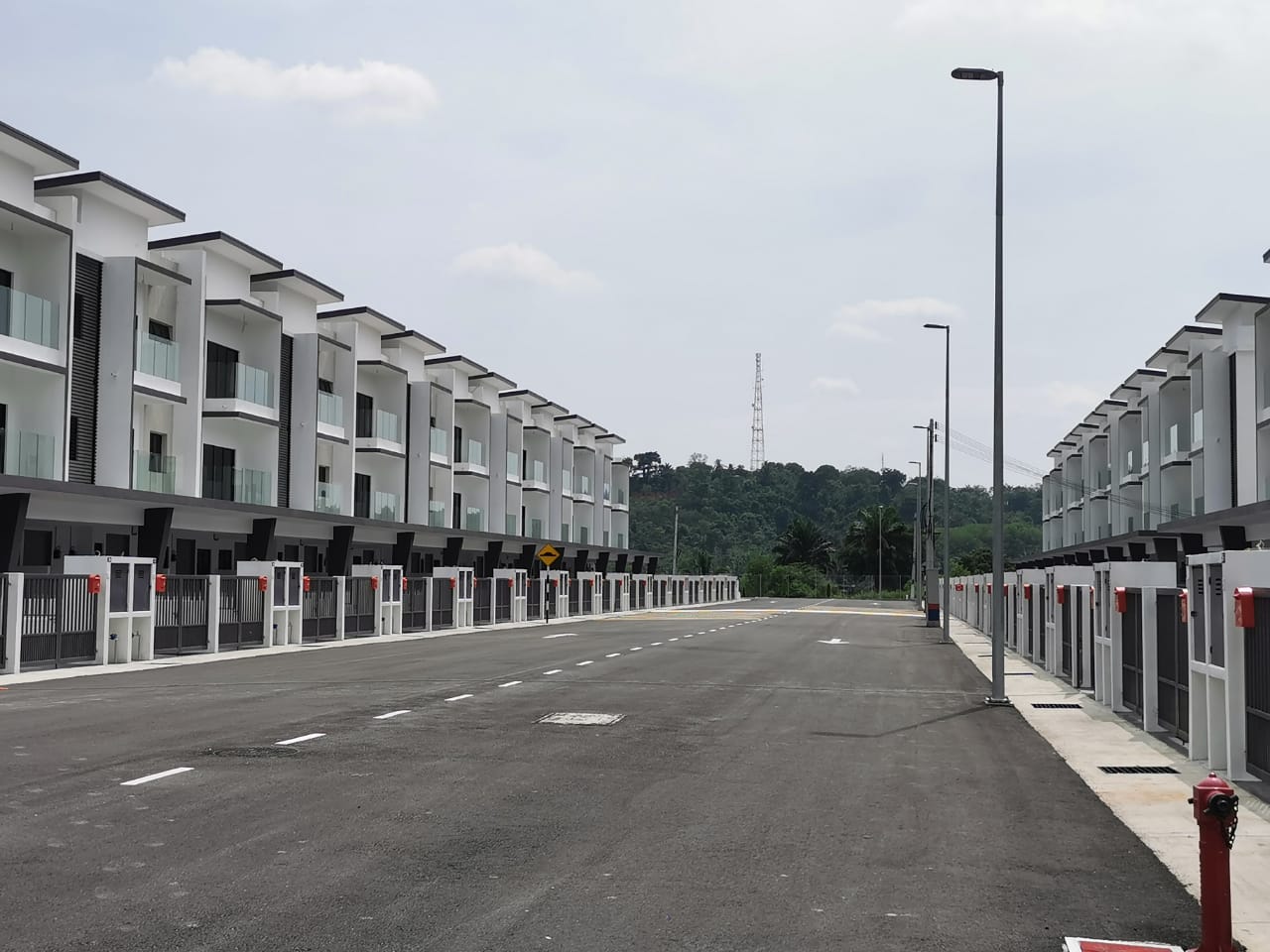 Affordable spacious 3 storey superlink townhouse - photo 4
