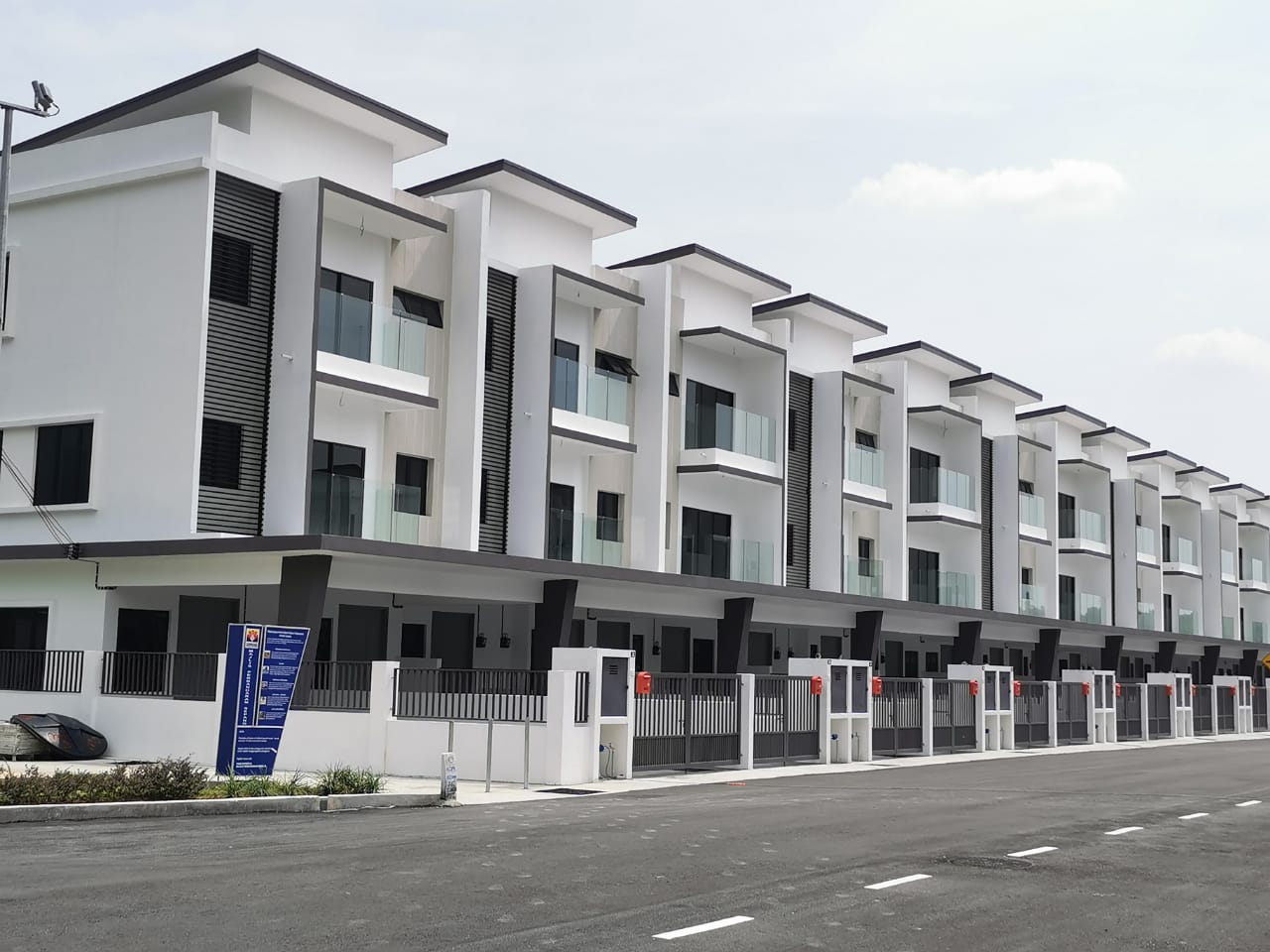 Affordable spacious 3 storey superlink townhouse - photo 5