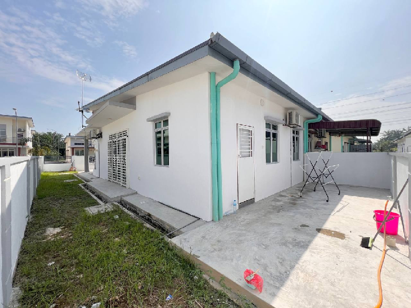 SINGLE STOREY SEMI D TAMAN LANGAT UTAMA 2 NEAR KLIA BANTING  - photo 3