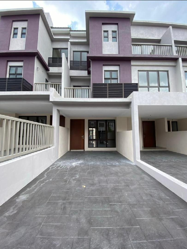 FULLY FURNISHED The Strata Townhouse Bandar Puteri Bangi (Lower Unit) - photo 1