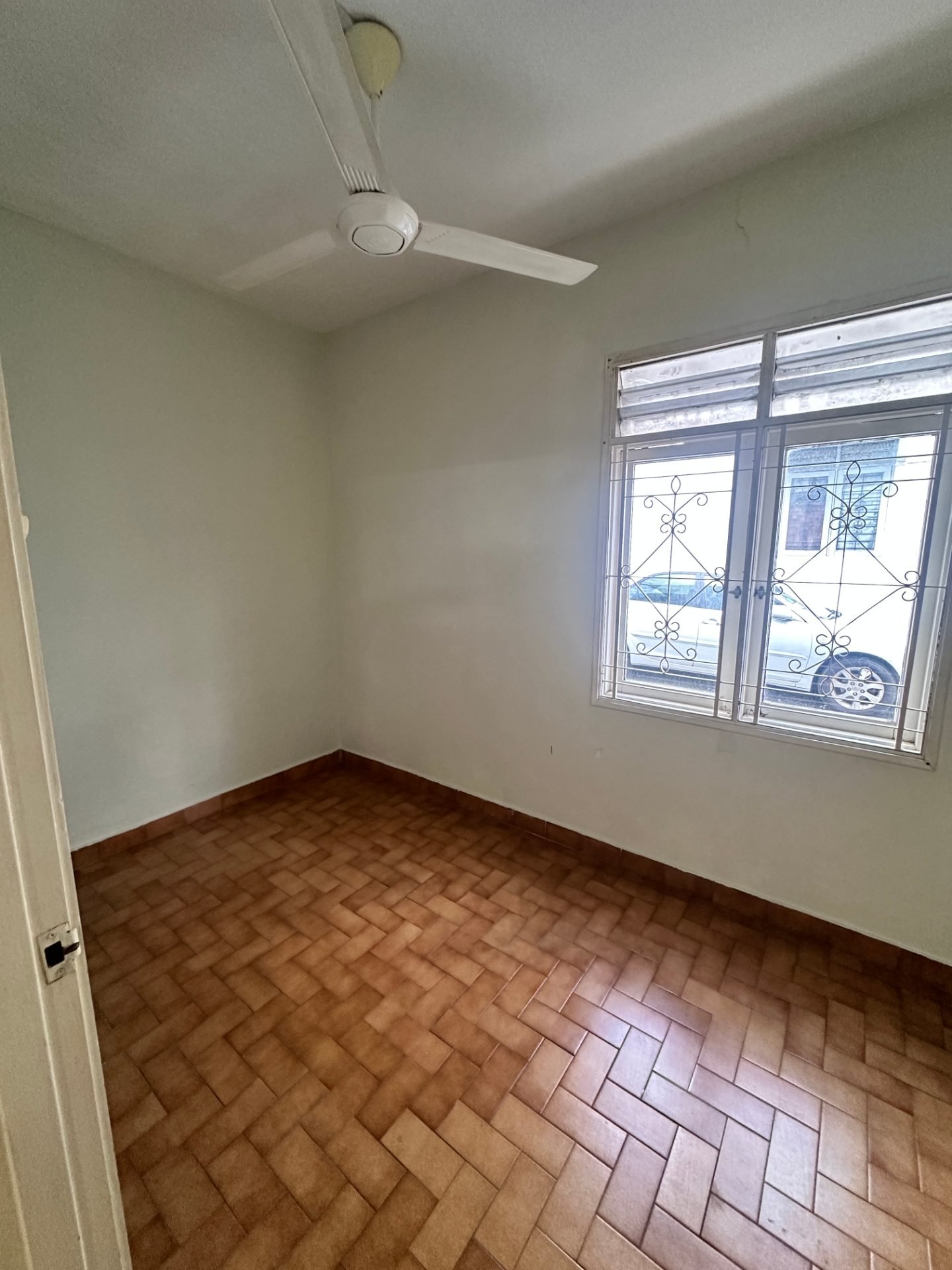 2 Storeys Kepong Baru Landed End Lot with ample parking lot side and back - photo 2