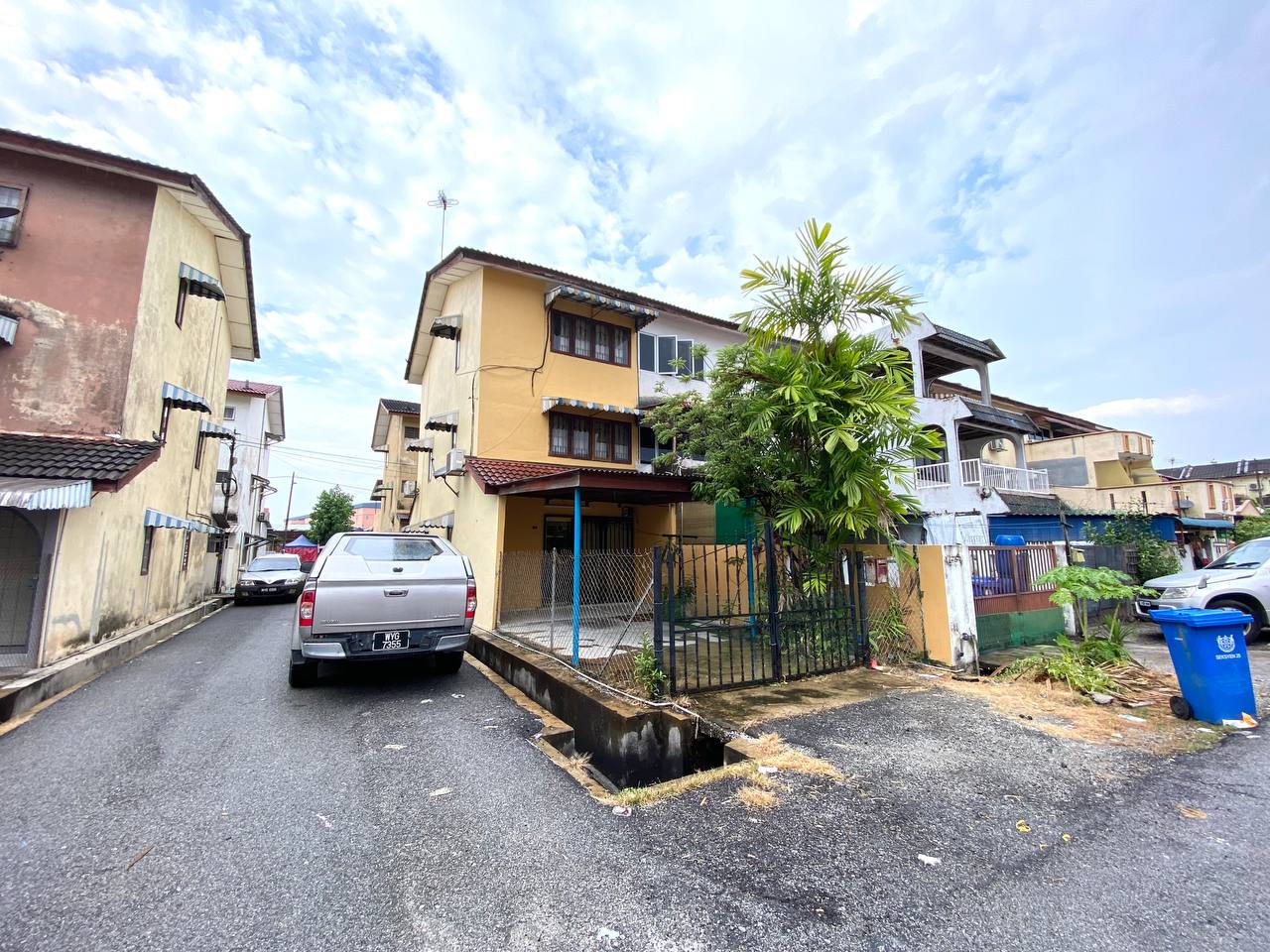 End Lot Three Storey Terrace Seksyen 25 - photo 4