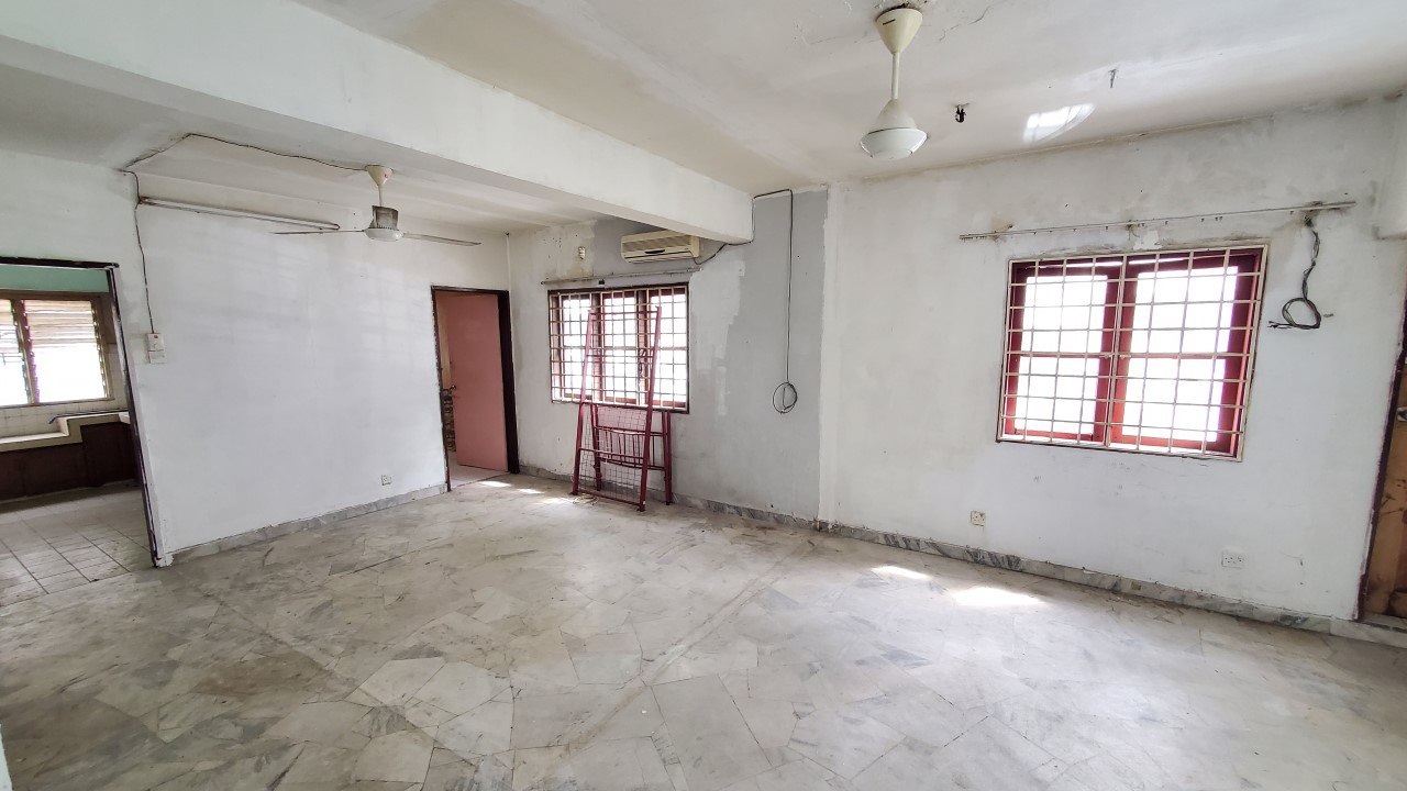 End Lot Double Storey Terrace Taman Sri Subang - photo 2