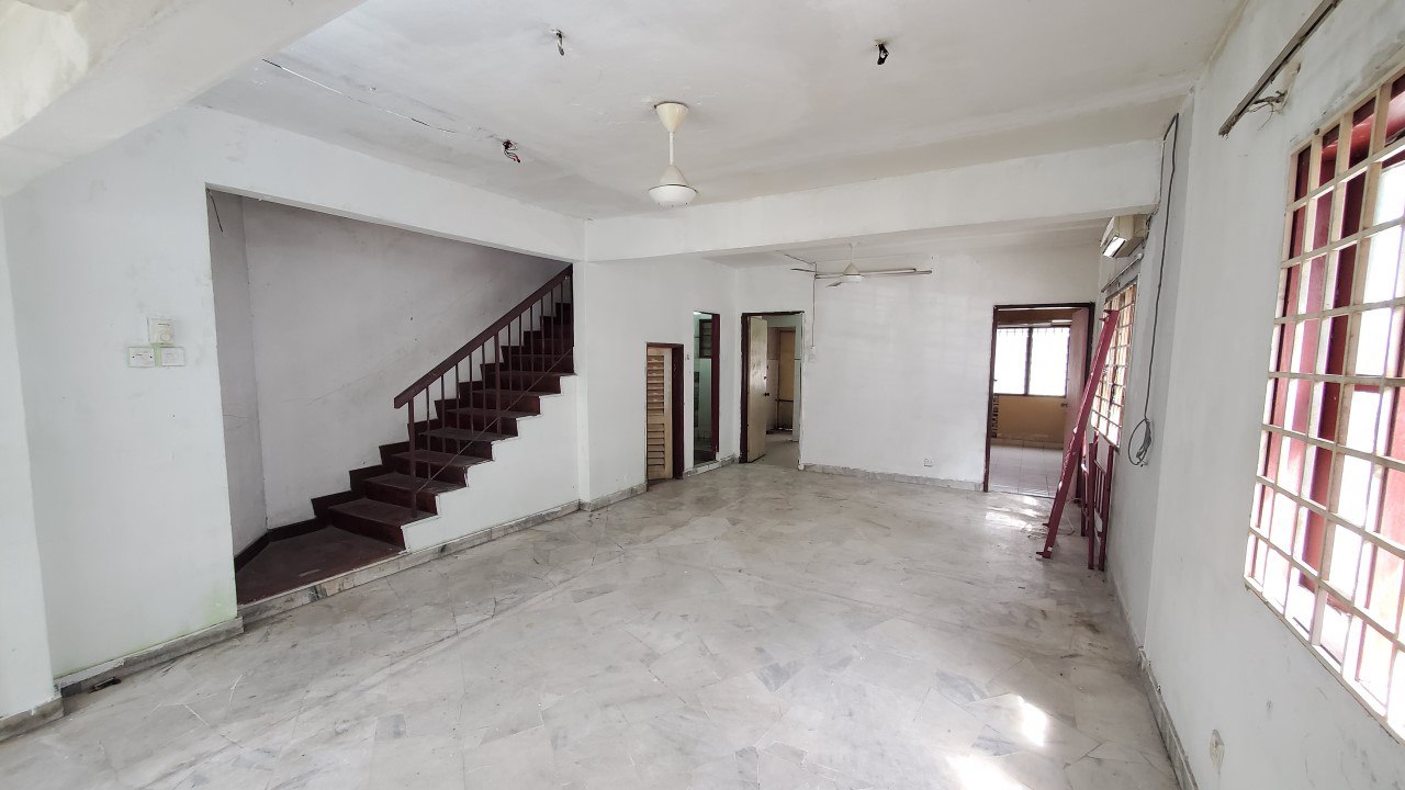 End Lot Double Storey Terrace Taman Sri Subang - photo 4