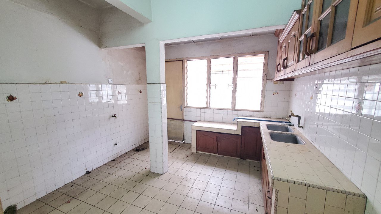 End Lot Double Storey Terrace Taman Sri Subang - photo 9