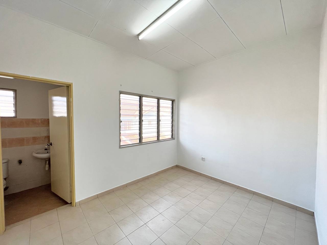Double Storey Terrace Taman Saujana Utama - photo 9