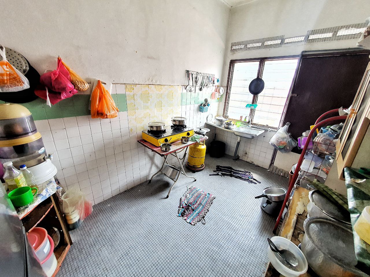 Single Storey Terrace Bandar Rinching Seksyen 1 - photo 4