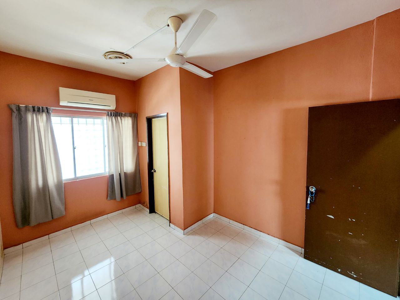 Lower Floor Fawina Court Ampang Blok M1 - photo 6