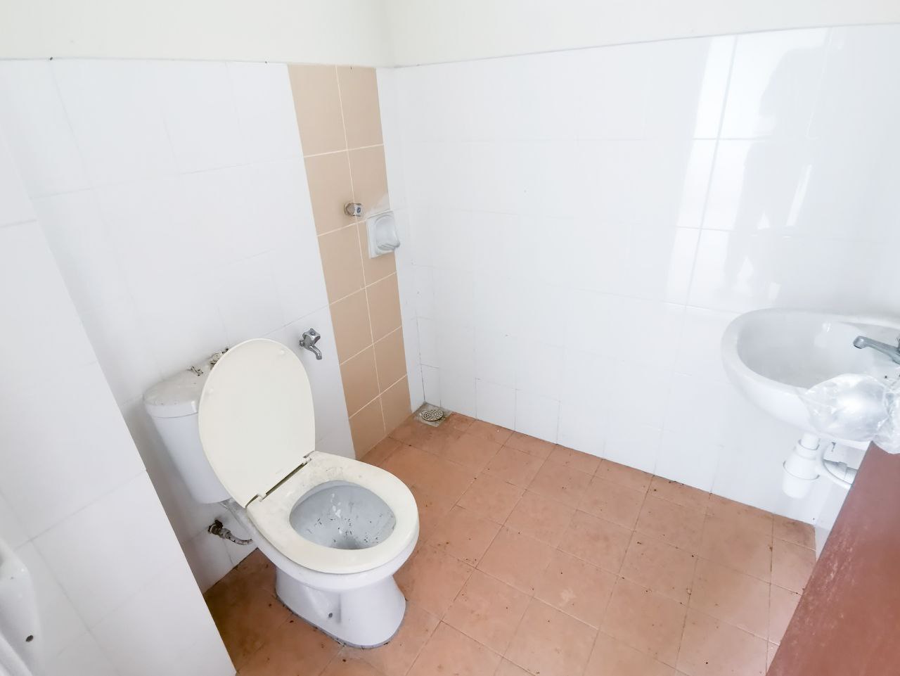 End Lot Double Storey Terrace Taman Saujana Rawang - photo 2