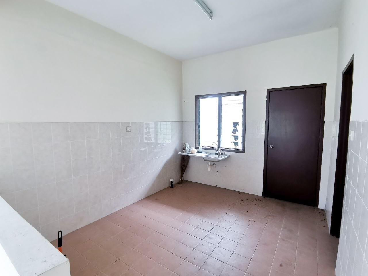 End Lot Double Storey Terrace Taman Saujana Rawang - photo 4