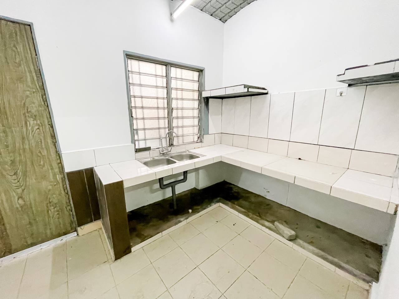 End Lot 2 Storey Terrace Taman Camellia - photo 2