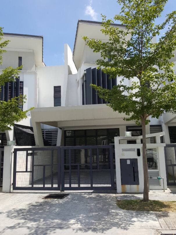 Double Storey Superlink Laman Glenmarie Phase 1A,