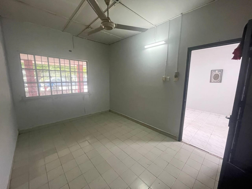 FACING OPEN SINGLE STOREY TERRACE ,SEKSYEN 17 - photo 8