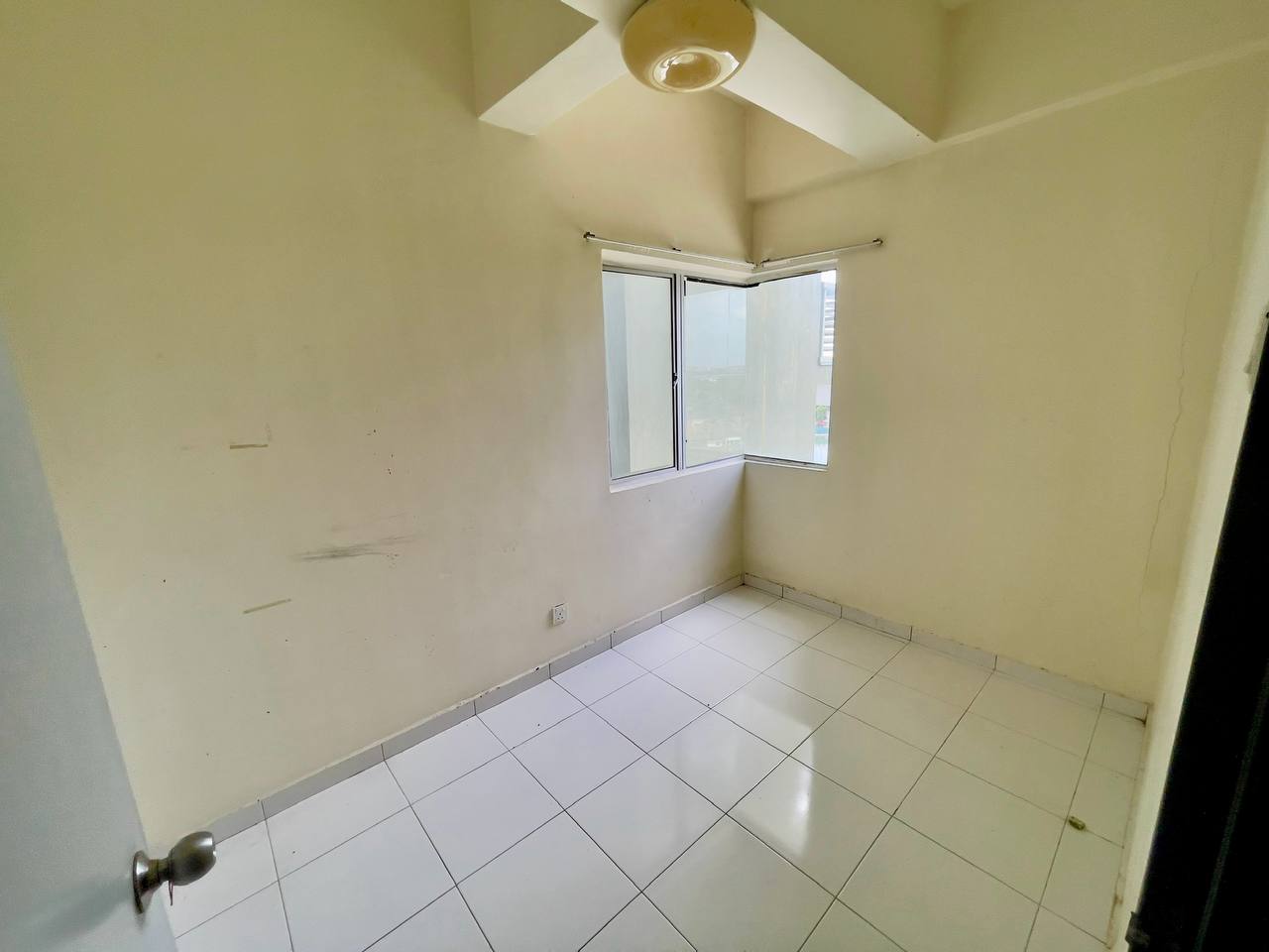 CORNER LOT AND FACING LAKE DAMAI APARTMENT , SS25 - photo 7